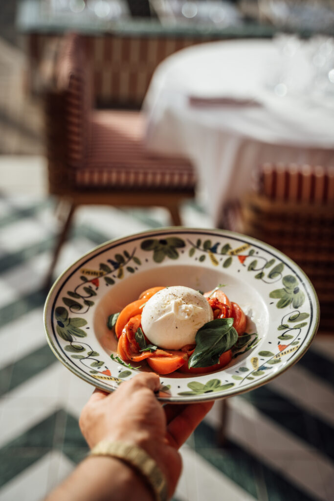 Notre salade de tomate, poivron confit et sa burrata fondante