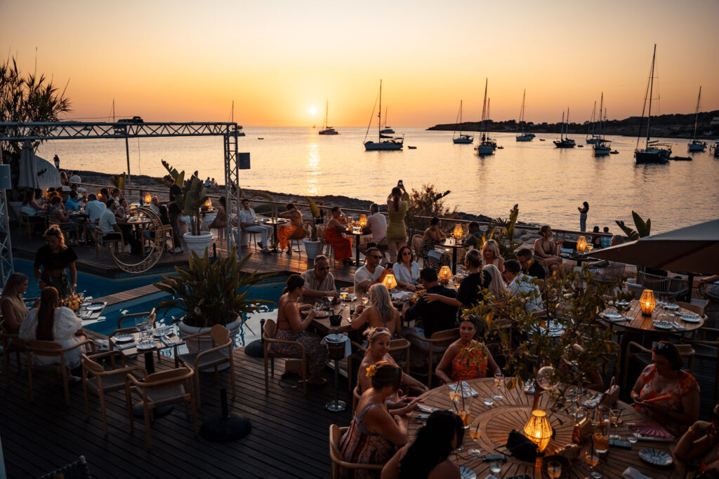 restaurant Monkey Ibiza coucher de soleil vue mer San Antonio
