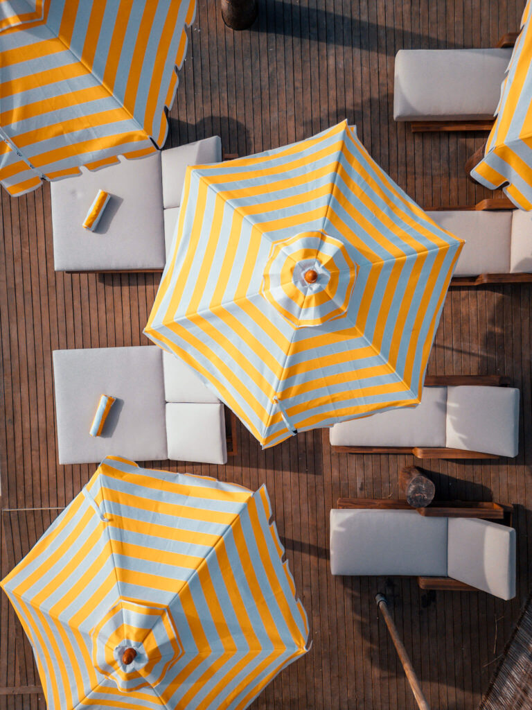 Club de piscina Sant Antoni Ibiza, ambiente relajado y elegante