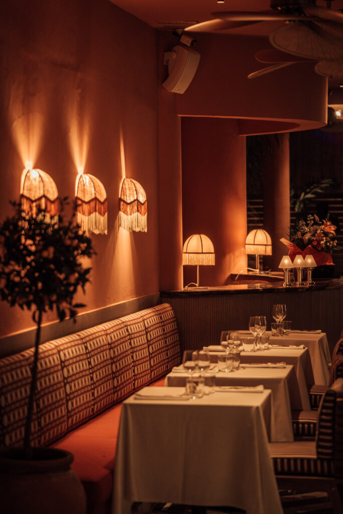 Photo of the Bambino restaurant at nightfall. Its colors are golden and warm, to provide the best possible welcome.