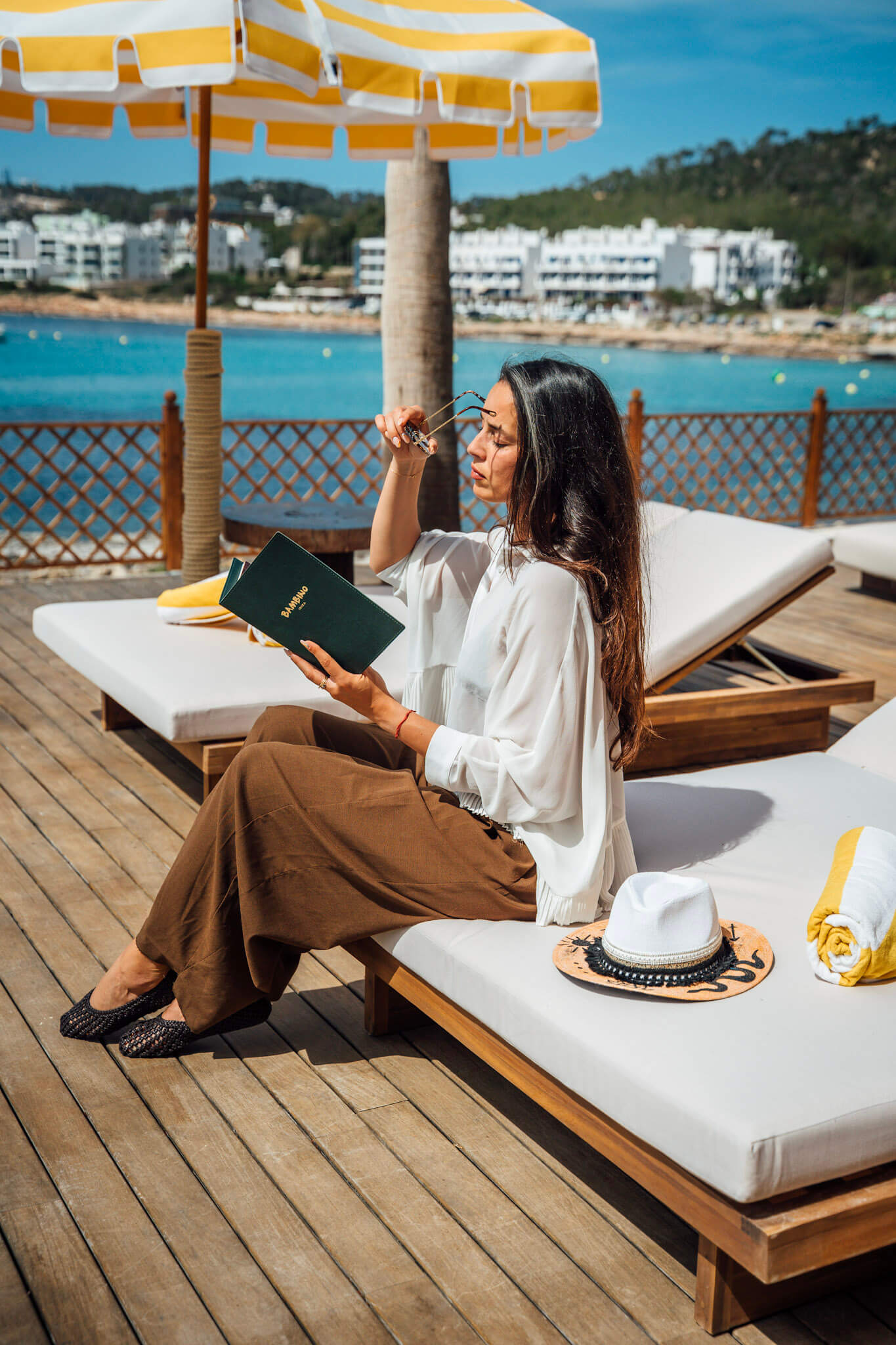 Club de piscina Sant Antoni Ibiza, ambiente relajado y elegante