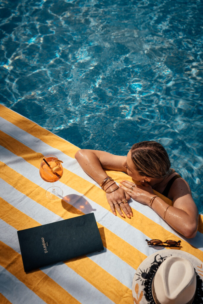 Cliente profitant de notre espace pool club chez Bambino Ibiza 