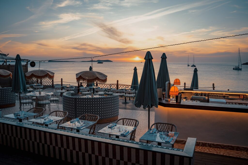 Image du Bambino Ibiza, qui se trouve sur le Sunset Strip, au moment du coucher de soleil