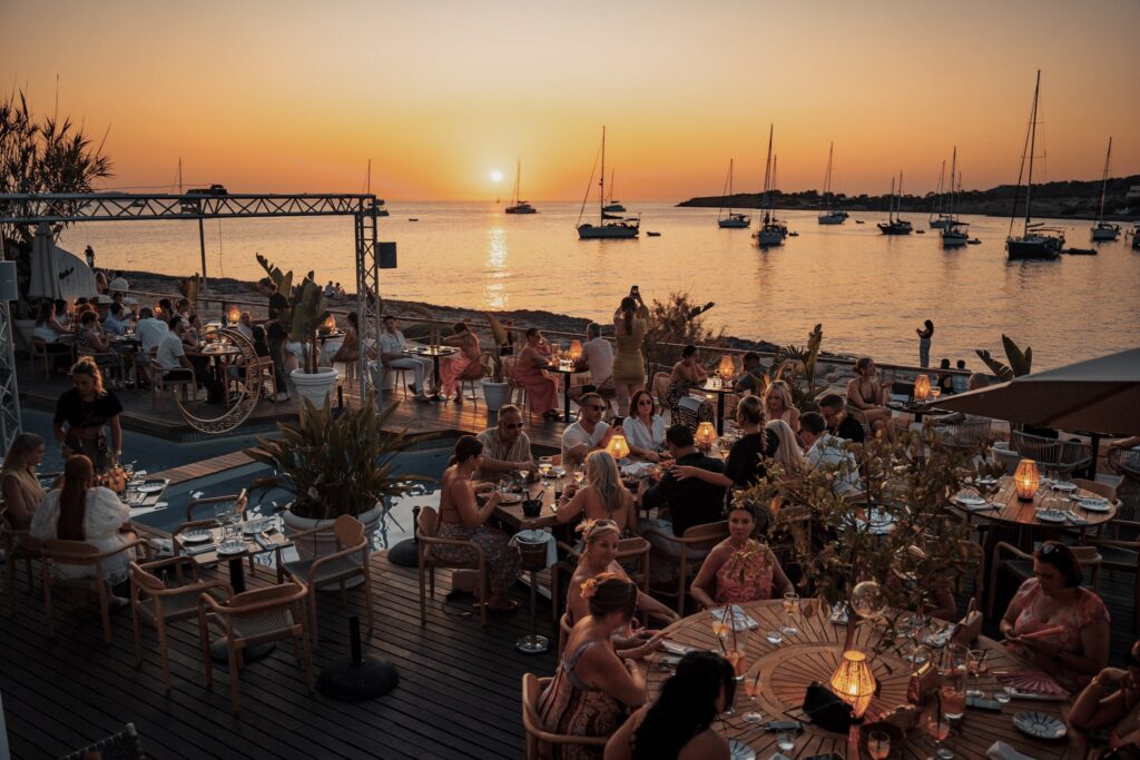 Vue du Monkey Ibiza, sur le Sunset Strip, au moment du coucher de soleil