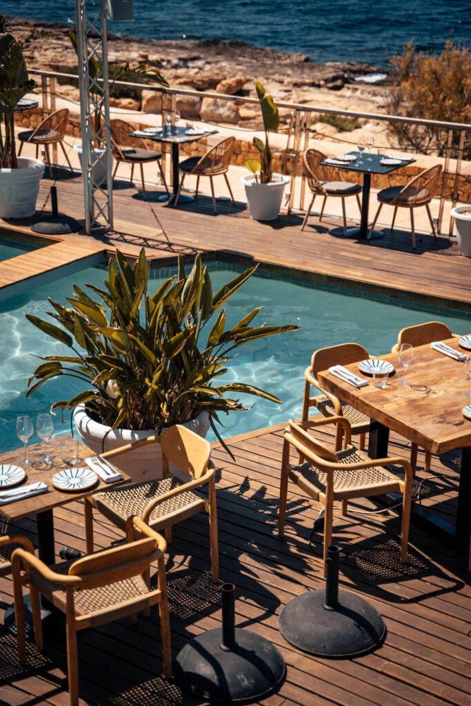 Photo de la terrasse du Monkey Ibiza, où se trouve la piscine