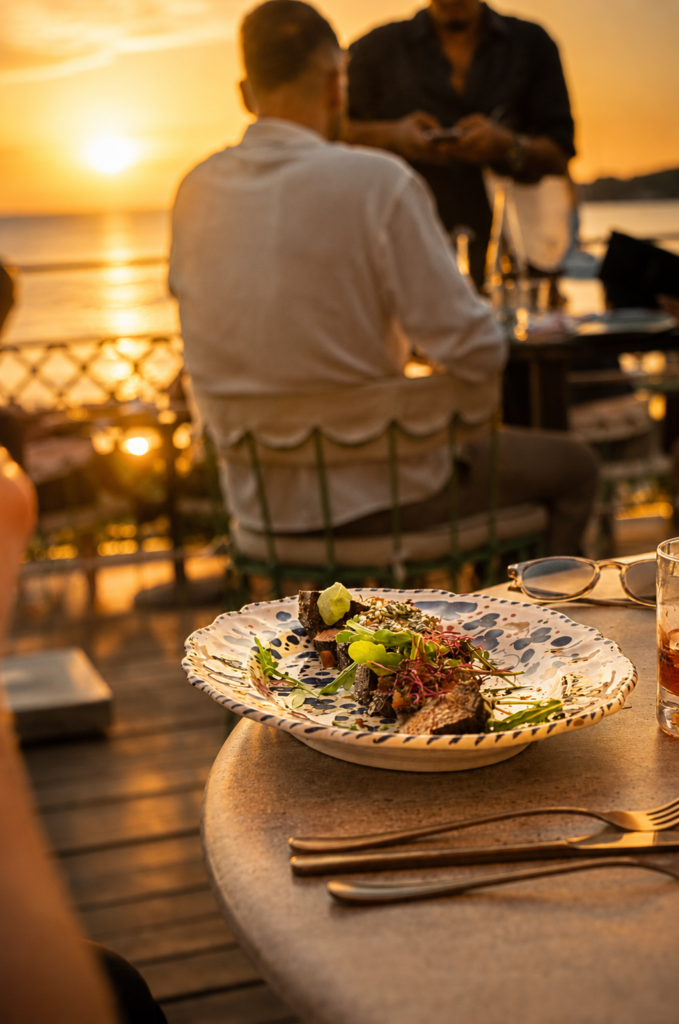 tagliata de ternera Angus sobre una mesa al atardecer
